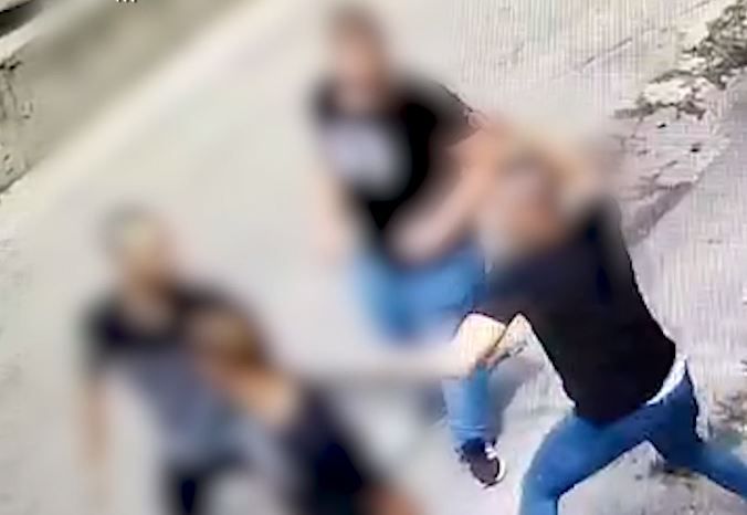 תיעוד מחריד: העיר לאדם אחר ונדקר בצורה קשה. צפו