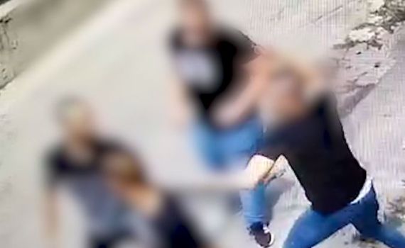 תיעוד מחריד: העיר לאדם אחר ונדקר בצורה קשה. צפו