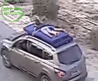 קשר את ילדיו על הגג של הרכב- ונסע. צפו בתיעוד