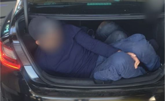 צפו: הלוחמים שלפו שני פלסטינים בתא המטען