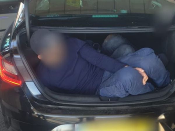 צפו: הלוחמים שלפו שני פלסטינים בתא המטען