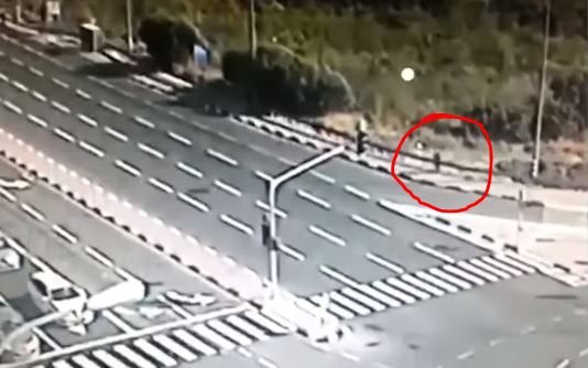 דוקר, רץ ונתפס: צפו: תיעוד פיגוע הדקירה בצומת שילת