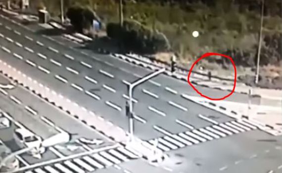 דוקר, רץ ונתפס: צפו: תיעוד פיגוע הדקירה בצומת שילת