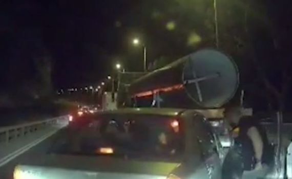 תיעוד דרמטי: פשיטה על רכב פלסטיני באמצע נסיעה