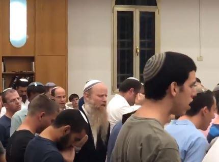 כוחות נפש אדירים: התפילה המרגשת של הרב שנרב. צפו