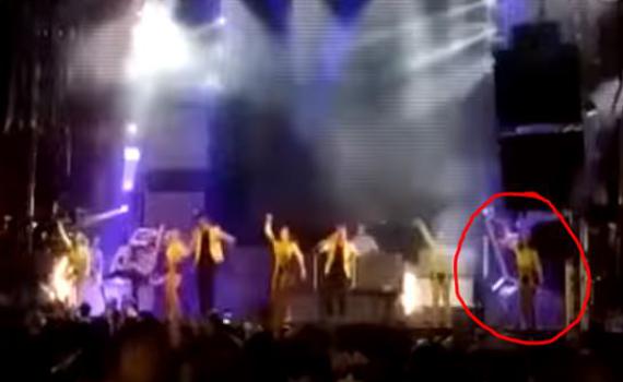 קשה לצפיה: כוכבת נהרגה על הבמה באמצע הופעה