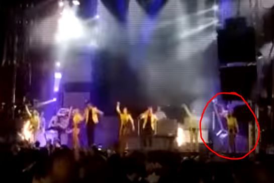 קשה לצפיה: כוכבת נהרגה על הבמה באמצע הופעה