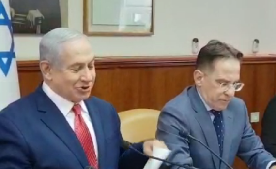 גנץ מגמגם? צפו בפדיחה של נתניהו