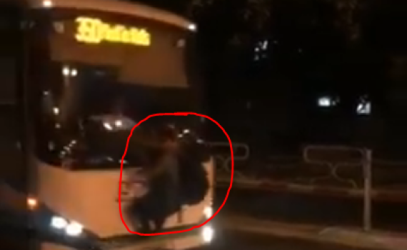 הזוי: נתלה על האוטובוס והנהג המשיך לנסוע. צפו