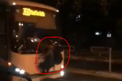 הזוי: נתלה על האוטובוס והנהג המשיך לנסוע. צפו