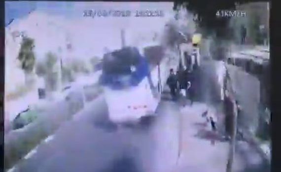 תיעוד דרמטי: הנהג דוהר, סוטה מהמסלול ודורס