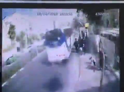 תיעוד דרמטי: הנהג דוהר, סוטה מהמסלול ודורס