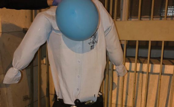 אויב חדש במאה שערים: בובת שוטר הוצבה בשכונה