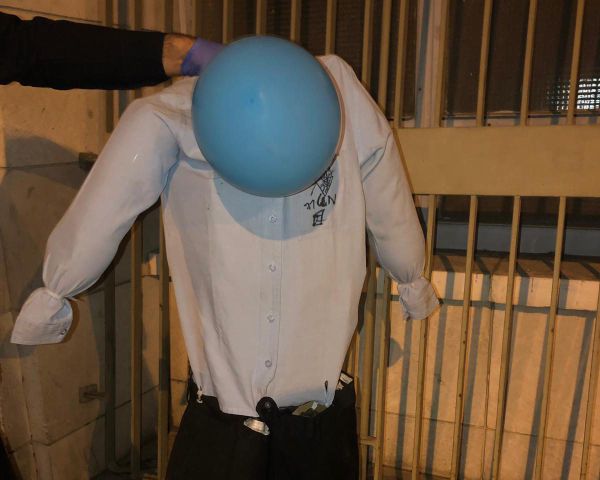 אויב חדש במאה שערים: בובת שוטר הוצבה בשכונה