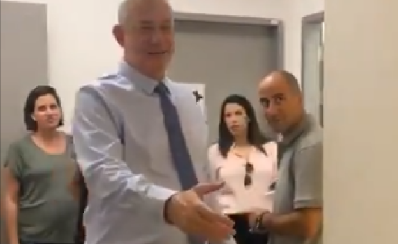 צפו: כשנפתלי בנט ובני גנץ נפגשו