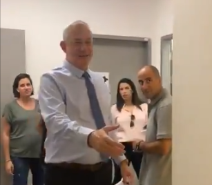 צפו: כשנפתלי בנט ובני גנץ נפגשו