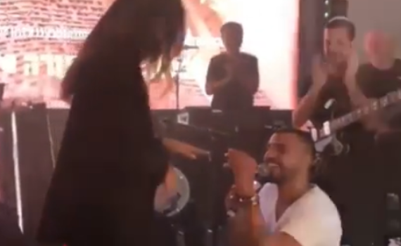 באמצע הכנסת ספר תורה: הזמר המצליח הציע נישואין