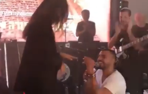 באמצע הכנסת ספר תורה: הזמר המצליח הציע נישואין