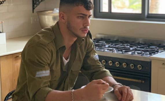 הדוגמן הצטלם במדי צבא לא תקניים ונענש במעצר