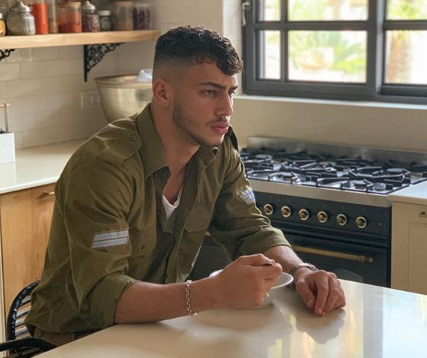 הדוגמן הצטלם במדי צבא לא תקניים ונענש במעצר