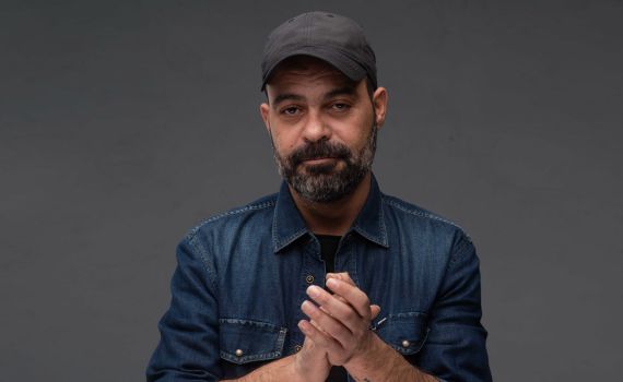 "זוכר את המורה שהכריח אותי לשיר": עמיר בניון חוזר לבית הספר