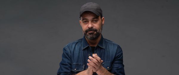 "זוכר את המורה שהכריח אותי לשיר": עמיר בניון חוזר לבית הספר