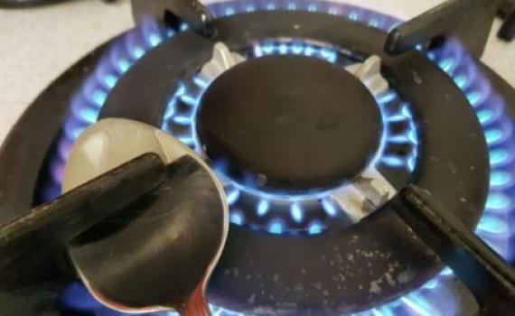 סערת כיבוי הגז בחג על ידי כפית: מותר או אסור? צפו