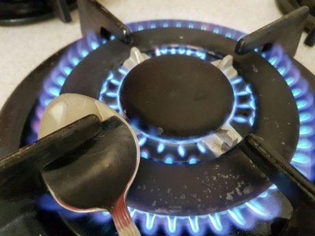 סערת כיבוי הגז בחג על ידי כפית: מותר או אסור? צפו