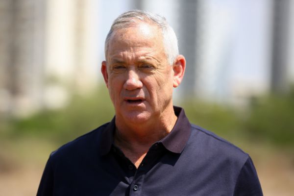 גנץ השווה את הגמגום שלו למשה רבינו וחטף מהחרדים