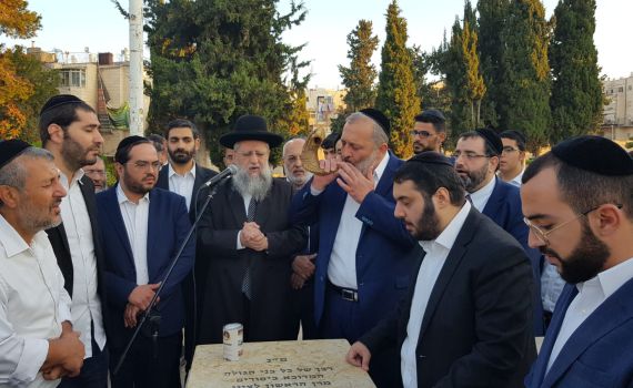 תפילה בקבר הרב עובדיה: "רוצים למחוק מה שבנית"