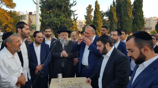 תפילה בקבר הרב עובדיה: "רוצים למחוק מה שבנית"