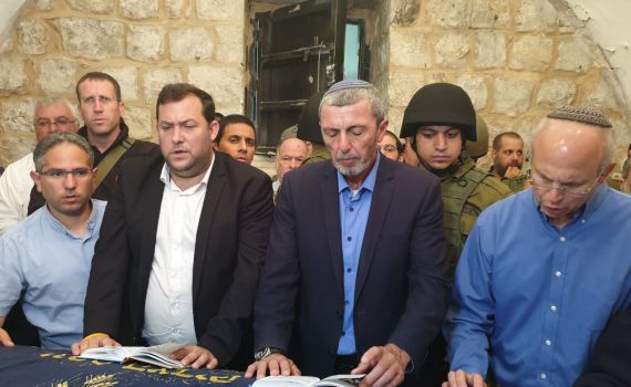 מעל לאלף יהודים התפללו הלילה בקבר יוסף