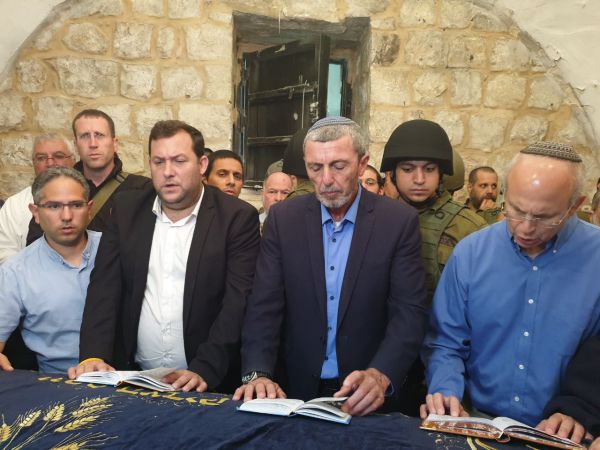 מעל לאלף יהודים התפללו הלילה בקבר יוסף