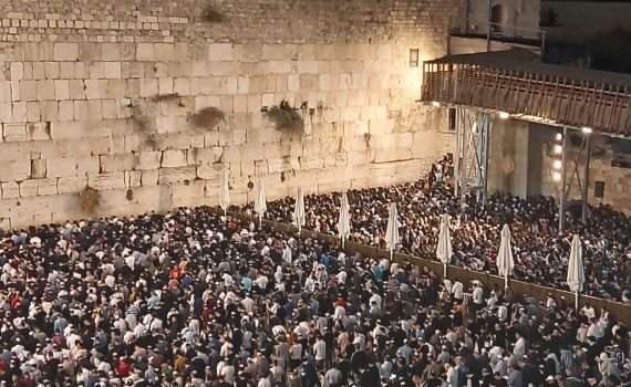 עוצמתי: רבבות בסליחות האחרונות של תשע"ט. צפו