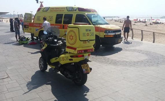 נסיונות החייאה על אישה שטבעה בתל אביב