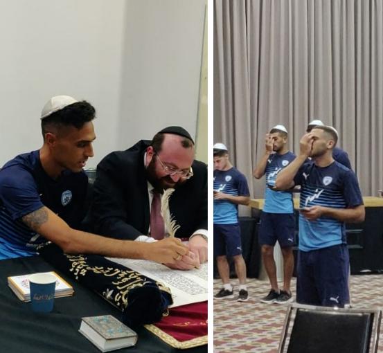 צפו: שחקני הנבחרת כתבו אות בס"ת וקראו שמע