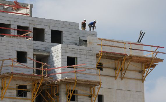 פועל נפל מגובה בתל אביב; מותו נקבע במקום