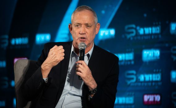 גנץ על הורדת נתניהו מהבמה: "אני לא הייתי זז"