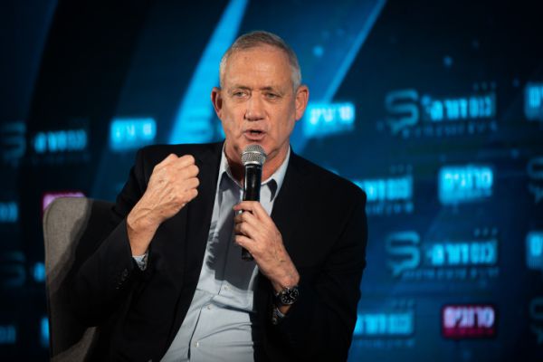 גנץ על הורדת נתניהו מהבמה: "אני לא הייתי זז"