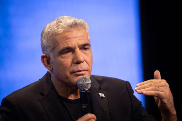 לפיד מגיב לאדמו"ר מויז'ניץ: "יש גבול להסתה"