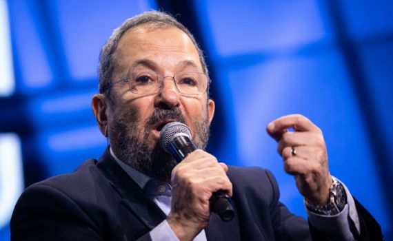 "חייב להיגמל" | אהוד ברק תקף; בנט לא נשאר חייב