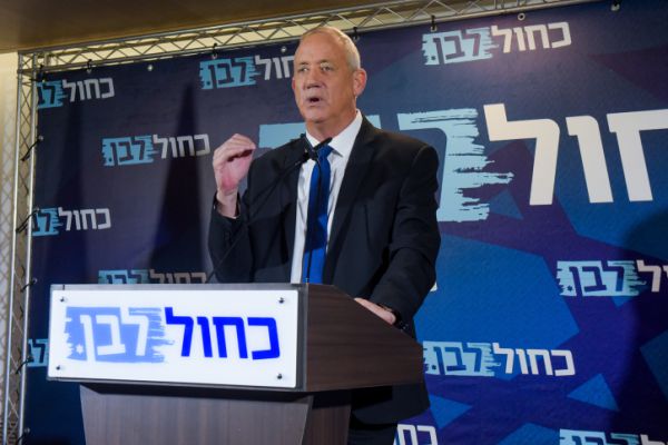גנץ קרא לנתניהו: "בואו לדבר, בלי ספינים ותנאים"