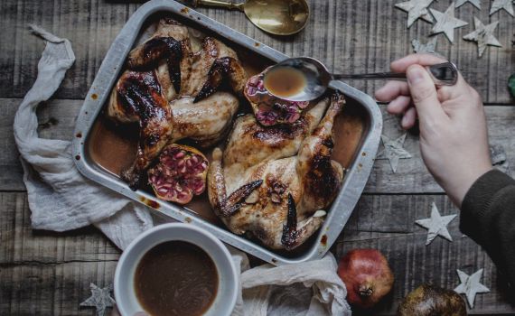 הלהיט של החג: מתכון לעוף צלי ברוטב רימונים