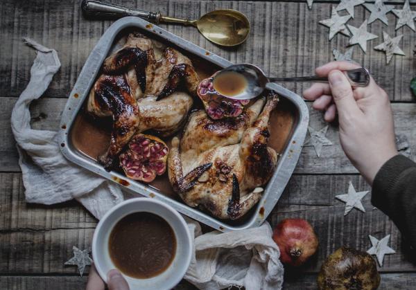 הלהיט של החג: מתכון לעוף צלי ברוטב רימונים
