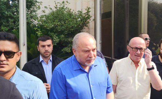 ליברמן: "חוק המצלמות אינטרס של עודה ונתניהו"