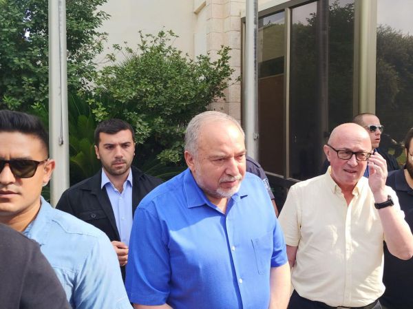 ליברמן: "חוק המצלמות אינטרס של עודה ונתניהו"