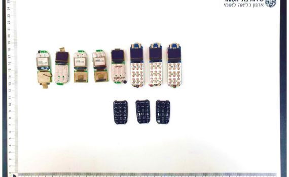 נעצרו בכוונה כדי להבריח טלפונים למחבלים בכלא