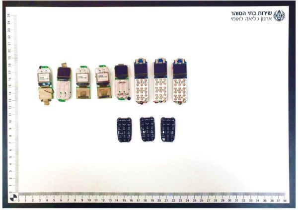 נעצרו בכוונה כדי להבריח טלפונים למחבלים בכלא