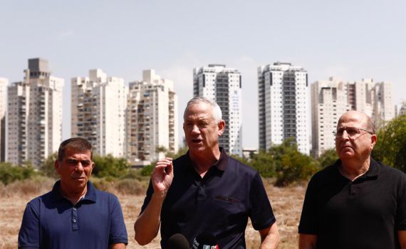 גנץ בעוטף עזה:"להעצים את מדרגות התקיפה בעזה"