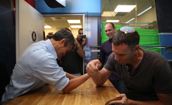 ימין חזק? צפו בהורדת הידיים בין כהנא להנדל